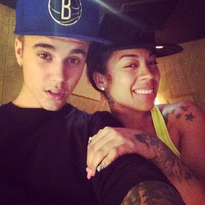 She has her hand on his arms in this selfie.